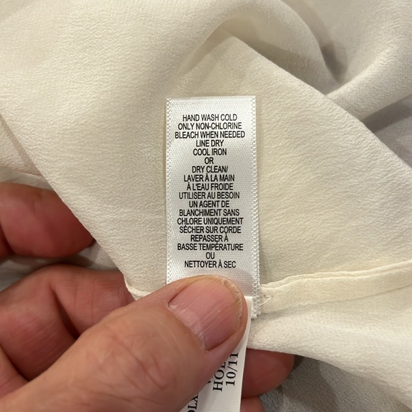 NWOT Banana Republic 100% silk diagonal front snap and covered button shirt - Picture 9 of 10